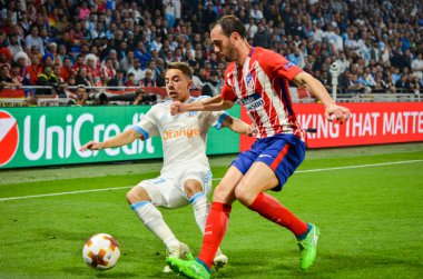 Lyon, Fransa - 16 Mayıs, 2018: Maxime Lopez Atletico Madrid vs Groupama Stadyumu, Fransa Olimpik Marsilya arasında final Uefa Avrupa Ligi maçı sırasında karşı Diego Godin (R)