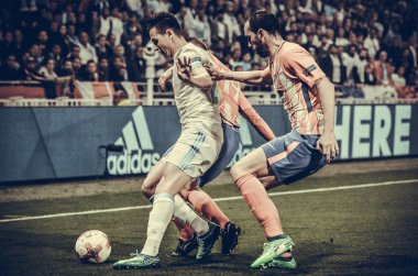 Lyon, Fransa - 16 Mayıs, 2018: Florian Thauvin (L) Diego Godin Lucas Hernandez Atletico Madrid vs Groupama Stadyumu, Fransa Olimpik Marsilya arasında final Uefa Avrupa Ligi maçı sırasında karşı
