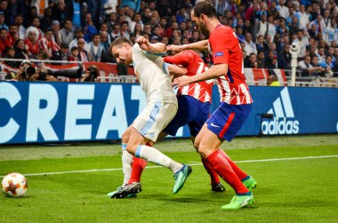 Lyon, Fransa - 16 Mayıs, 2018: Florian Thauvin (L) Diego Godin Lucas Hernandez Atletico Madrid vs Groupama Stadyumu, Fransa Olimpik Marsilya arasında final Uefa Avrupa Ligi maçı sırasında karşı