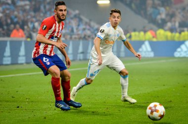 Lyon, Fransa - 16 Mayıs, 2018: Koke (L) Maxime Lopez Atletico Madrid vs Groupama Stadyumu, Fransa Olimpik Marsilya arasında final Uefa Avrupa Ligi maçı sırasında karşı