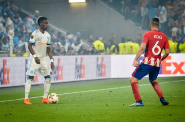 Lyon, Fransa - 16 Mayıs, 2018: Bouna Sarr (L) Koke Atletico Madrid vs Groupama Stadyumu, Fransa Olimpik Marsilya arasında final Uefa Avrupa Ligi maçı sırasında karşı