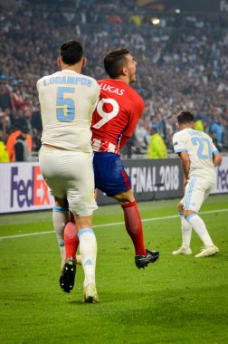 Lyon, Fransa - 16 Mayıs, 2018: Lucas Ocampos (L) Lucas Hernandez Atletico Madrid vs Groupama Stadyumu, Fransa Olimpik Marsilya arasında final Uefa Avrupa Ligi maçı sırasında karşı