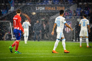 Lyon, Fransa - 16 Mayıs, 2018: Antoine Griezmann Jordan Amavi (C) arada Atletico Madrid vs Olimpik Marsilya Groupama Stadyumu, Fransa final Uefa Avrupa Ligi maçı sırasında karşı