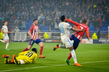 Lyon, Fransa - 16 Mayıs, 2018: Jordan Amavi Antoine Griezmann (R) arada Atletico Madrid vs Olimpik Marsilya Groupama Stadyumu, Fransa final Uefa Avrupa Ligi maçı sırasında karşı