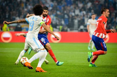 Lyon, Fransa - 16 Mayıs, 2018: Luiz Gustavo (L) ve Antoine Griezmann sırasında final Uefa Avrupa Ligi maç arada Atletico Madrid vs Olimpik Marsilya Groupama Stadyumu, Fransa