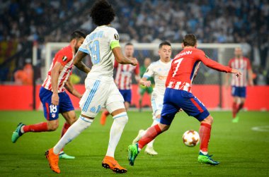 Lyon, Fransa - 16 Mayıs, 2018: Luiz Gustavo (L) ve Antoine Griezmann sırasında final Uefa Avrupa Ligi maç arada Atletico Madrid vs Olimpik Marsilya Groupama Stadyumu, Fransa