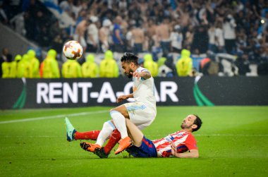 Lyon, Fransa - 16 Mayıs, 2018: Diego Godin Atletico Madrid vs Groupama Stadyumu, Fransa Olimpik Marsilya arasında final Uefa Avrupa Ligi maçı sırasında Ürdün Amavi (L) karşı