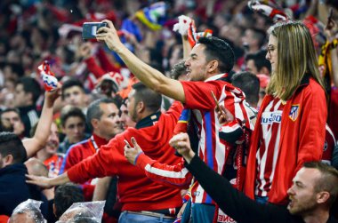 Lyon, Fransa - 16 Mayıs, 2018: Atletico Madrid taraftarları final Uefa Avrupa Ligi sırasında takım maç arada Atletico Madrid vs Groupama Stadyumu, Fransa Olimpik Marsilya standları destek