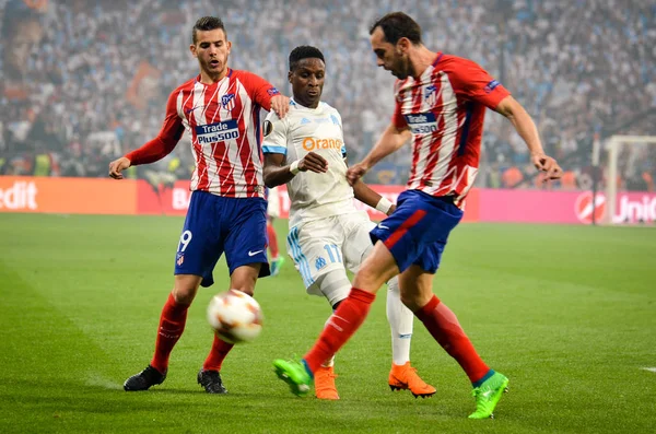 Lyon, Fransa - 16 Mayıs, 2018: Lucas Hernandez (L) Bouna Sarr (C) arada Atletico Madrid vs Olimpik Marsilya Groupama Stadyumu, Fransa final Uefa Avrupa Ligi maçı sırasında karşı