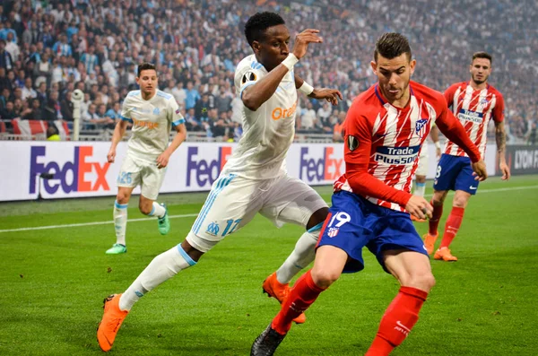 Lyon, Fransa - 16 Mayıs, 2018: Lucas Hernandez (R) arada Atletico Madrid vs Olimpik Marsilya Groupama Stadyumu, Fransa final Uefa Avrupa Ligi maçı sırasında Bouna Sarr (L) karşı