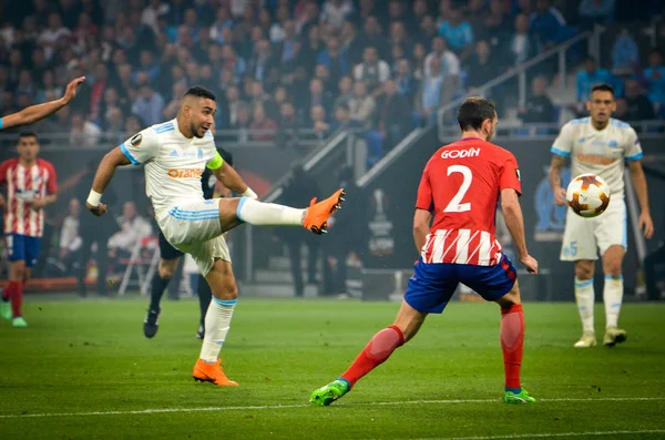 Lyon, Fransa - 16 Mayıs, 2018: Dimitri Payet (L) Diego Godin Atletico Madrid vs Groupama Stadyumu, Fransa Olimpik Marsilya arasında final Uefa Avrupa Ligi maçı sırasında karşı