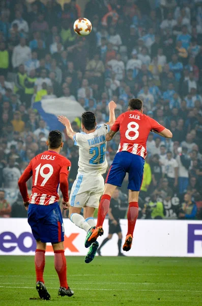 Lyon, Fransa - 16 Mayıs, 2018: Florian Thauvin arada Atletico Madrid vs Olimpik Marsilya Groupama Stadyumu, Fransa final Uefa Avrupa Ligi maçı sırasında karşı Saul Niguez (R)