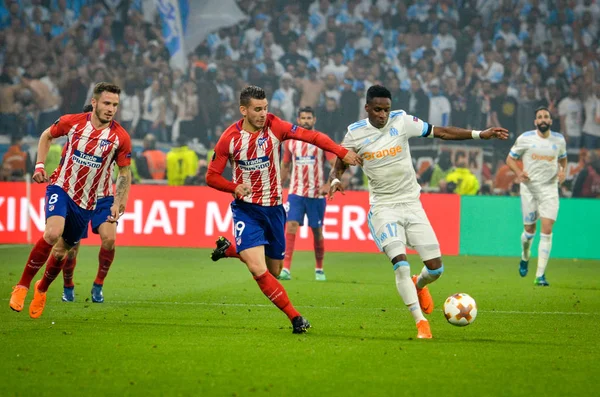 Lyon, Fransa - 16 Mayıs, 2018: Lucas Hernandez (L) Bouna Sarr Atletico Madrid vs Groupama Stadyumu, Fransa Olimpik Marsilya arasında final Uefa Avrupa Ligi maçı sırasında karşı