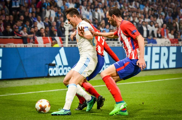 Lyon, Fransa - 16 Mayıs, 2018: Florian Thauvin (L) Diego Godin Lucas Hernandez Atletico Madrid vs Groupama Stadyumu, Fransa Olimpik Marsilya arasında final Uefa Avrupa Ligi maçı sırasında karşı