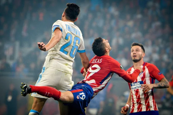 Lyon, Fransa - 16 Mayıs, 2018: Florian Thauvin arada Atletico Madrid vs Olimpik Marsilya Groupama Stadyumu, Fransa final Uefa Avrupa Ligi maçı sırasında karşı Lucas Hernandez (R)