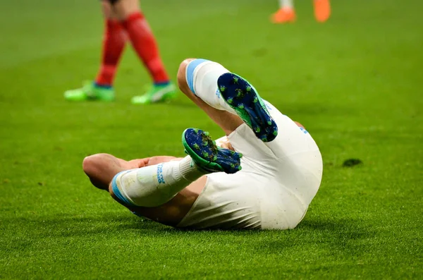 Lyon, Fransa - 16 Mayıs, 2018: yaralı futbolcu Atletico Madrid vs Groupama Stadyumu, Fransa Olimpik Marsilya arasında final Uefa Avrupa Ligi maçı sırasında