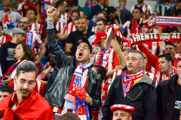 Lyon, Fransa - 16 Mayıs, 2018: Atletico Madrid taraftarları final Uefa Avrupa Ligi sırasında takım maç arada Atletico Madrid vs Groupama Stadyumu, Fransa Olimpik Marsilya standları destek