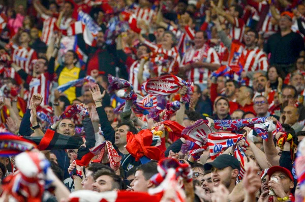 Lyon, Fransa - 16 Mayıs, 2018: Atletico Madrid taraftarları final Uefa Avrupa Ligi sırasında takım maç arada Atletico Madrid vs Groupama Stadyumu, Fransa Olimpik Marsilya standları destek