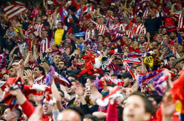 Lyon, Fransa - 16 Mayıs, 2018: Atletico Madrid taraftarları final Uefa Avrupa Ligi sırasında takım maç arada Atletico Madrid vs Groupama Stadyumu, Fransa Olimpik Marsilya standları destek