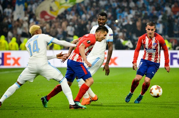 Lyon, Fransa - 16 Mayıs, 2018: Angel Correa Atletico Madrid vs Groupama Stadyumu, Fransa Olimpik Marsilya arasında final Uefa Avrupa Ligi maçı sırasında Clinton N'Jie (L) karşı
