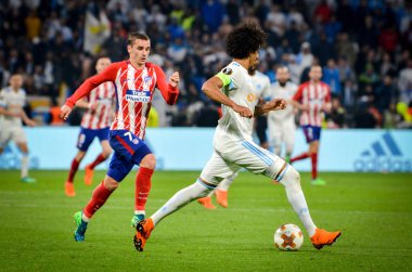 Lyon, Fransa - 16 Mayıs, 2018: Antoine Griezmann Luiz Gustavo Atletico Madrid vs Groupama Stadyumu, Fransa Olimpik Marsilya arasında final Uefa Avrupa Ligi maçı sırasında karşı