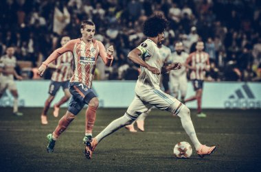 Lyon, Fransa - 16 Mayıs, 2018: Antoine Griezmann Luiz Gustavo Atletico Madrid vs Groupama Stadyumu, Fransa Olimpik Marsilya arasında final Uefa Avrupa Ligi maçı sırasında karşı