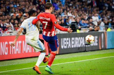 Lyon, Fransa - 16 Mayıs, 2018: Jordan Amavi Antoine Griezmann (R) arada Atletico Madrid vs Olimpik Marsilya Groupama Stadyumu, Fransa final Uefa Avrupa Ligi maçı sırasında karşı