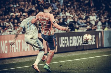 Lyon, Fransa - 16 Mayıs, 2018: Jordan Amavi Antoine Griezmann (R) arada Atletico Madrid vs Olimpik Marsilya Groupama Stadyumu, Fransa final Uefa Avrupa Ligi maçı sırasında karşı