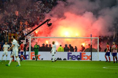 Lyon, Fransa - 16 Mayıs, 2018: Atletico Madrid taraftarları Atletico Madrid vs Groupama Stadyumu, Fransa Olimpik Marsilya arasında final Uefa Avrupa Ligi maçı sırasında stadyumda ateş yakmak