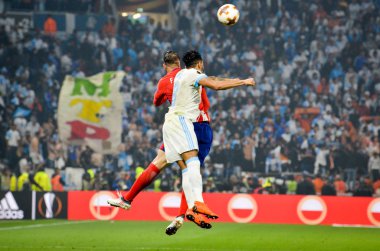 Lyon, Fransa - 16 Mayıs, 2018: Jordan Amavi Fernando Torres'i Atletico Madrid vs Groupama Stadyumu, Fransa Olimpik Marsilya arasında final Uefa Avrupa Ligi maçı sırasında karşı