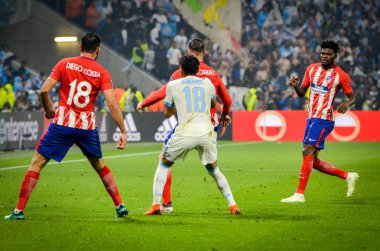 Lyon, Fransa - 16 Mayıs, 2018: Jordan Amavi Fernando Torres'i Atletico Madrid vs Groupama Stadyumu, Fransa Olimpik Marsilya arasında final Uefa Avrupa Ligi maçı sırasında karşı