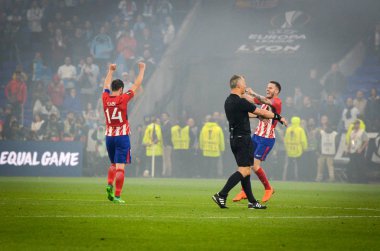 Lyon, Fransa - 16 Mayıs, 2018: hakem Atletico Madrid zaferle Groupama Stadyumu, Fransa, Avrupa Ligi işaretleme bitiş düdüğünden verir