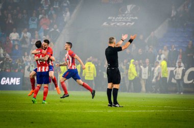 Lyon, Fransa - 16 Mayıs, 2018: hakem Atletico Madrid zaferle Groupama Stadyumu, Fransa, Avrupa Ligi işaretleme bitiş düdüğünden verir