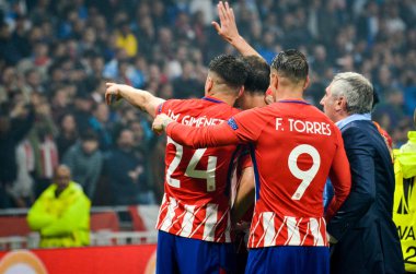 Lyon, Fransa - 16 Mayıs, 2018: Fernando Torres ve Jose Gimenez final Uefa Avrupa Ligi Groupama Stadyumu, Fransa Olimpik Marsilya karşı zafer kutluyor
