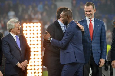 Lyon, Fransa - 16 Mayıs, 2018: Eric Abidal sırasında final Uefa Avrupa Ligi Groupama Stadyumu, Fransa Olimpik Marsilya karşı zafer kutluyor