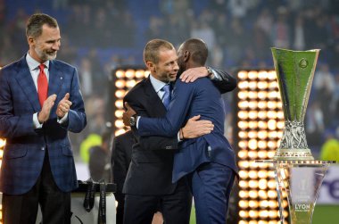 Lyon, Fransa - 16 Mayıs, 2018: Eric Abidal sırasında final Uefa Avrupa Ligi Groupama Stadyumu, Fransa Olimpik Marsilya karşı zafer kutluyor