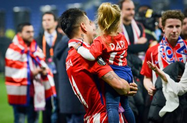 Lyon, Fransa - 16 Mayıs, 2018: Angel Correa kızı ile final Uefa Avrupa Ligi Groupama Stadyumu, Fransa Olimpik Marsilya karşı zafer kutluyor