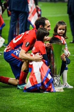 Lyon, Fransa - 16 Mayıs, 2018: Juanfran kızı ile final Uefa Avrupa Ligi Groupama Stadyumu, Fransa Olimpik Marsilya karşı zafer kutluyor