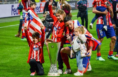 Lyon, Fransa - 16 Mayıs, 2018: Fernando Torres kızı ile final Uefa Avrupa Ligi Groupama Stadyumu, Fransa Olimpik Marsilya karşı zafer kutluyor