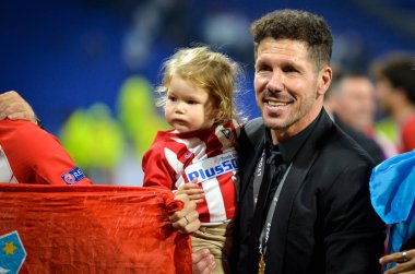 Lyon, Fransa - 16 Mayıs, 2018: Diego Simeone ve kızı final Uefa Avrupa Ligi Groupama Stadyumu, Fransa Olimpik Marsilya karşı zafer kutluyor