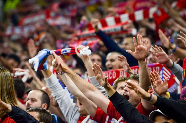 Lyon, Fransa - 16 Mayıs, 2018: Atletico Madrid taraftarları final Uefa Avrupa Ligi sırasında takım maç arada Atletico Madrid vs Groupama Stadyumu, Fransa Olimpik Marsilya standları destek