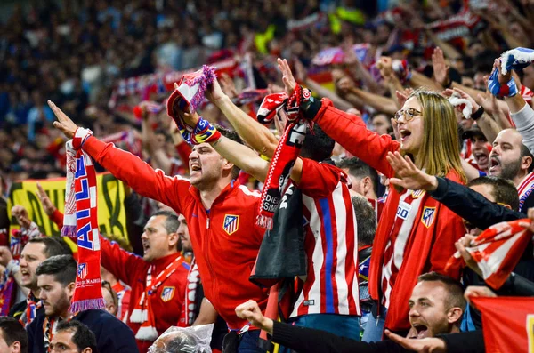 Lyon, Fransa - 16 Mayıs, 2018: Atletico Madrid taraftarları final Uefa Avrupa Ligi sırasında takım maç arada Atletico Madrid vs Groupama Stadyumu, Fransa Olimpik Marsilya standları destek