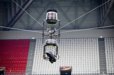 Lyon, Fransa - 16 Mayıs, 2018: örümcek kamera soars üzerinde Lyon final Uefa Avrupa Ligi sırasında stadyumda maç arada Atletico Madrid vs Olimpik Marsilya Groupama Stadyumu, Fransa