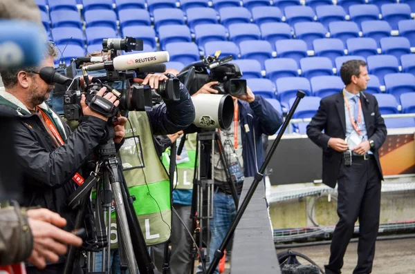2018年5月 在里昂体育场的记者和操作员在决赛欧洲欧罗巴联盟比赛期间在马德里与奥林匹克马赛之间在 Groupama 体育场 — 图库照片