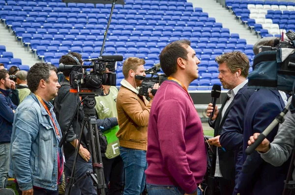 Lyon Francia Mayo 2018 Periodistas Presentadores Estadio Están Filmando Reportaje —  Fotos de Stock