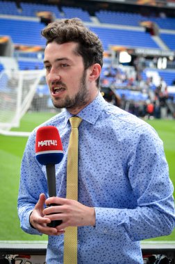 Lyon, Fransa - 16 Mayıs, 2018: sunucu ve gazeteci mikrofon ile çalışır kameranın daha önce final Uefa Avrupa Ligi maçı Groupama Stadyumu, Fransa