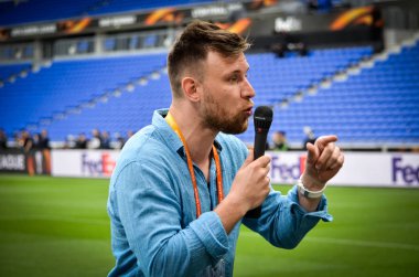 Lyon, Fransa - 16 Mayıs, 2018: sunucu ve gazeteci mikrofon ile çalışır kameranın daha önce final Uefa Avrupa Ligi maçı Groupama Stadyumu, Fransa
