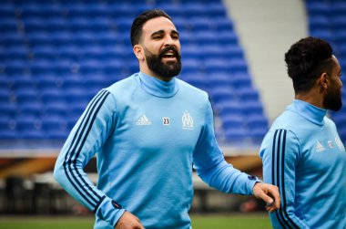 Lyon, Fransa - 16 Mayıs, 2018: Adil Rami eğitim daha önce final Uefa Avrupa Ligi maç Atletico Madrid vs arasında Olimpik Marsilya Groupama Stadyumu, Fransa