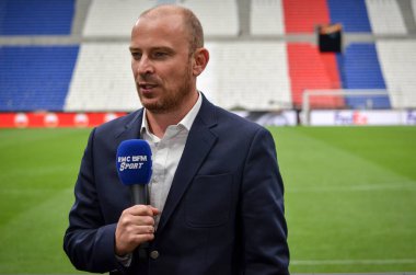 Lyon, Fransa - 16 Mayıs, 2018: sunucu ve gazeteci mikrofon ile çalışır kameranın daha önce final Uefa Avrupa Ligi maçı Groupama Stadyumu, Fransa