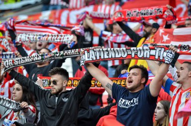 Lyon, Fransa - 16 Mayıs, 2018: Atletico Madrid taraftarları final Uefa Avrupa Ligi sırasında takım maç arada Atletico Madrid vs Groupama Stadyumu, Fransa Olimpik Marsilya standları destek